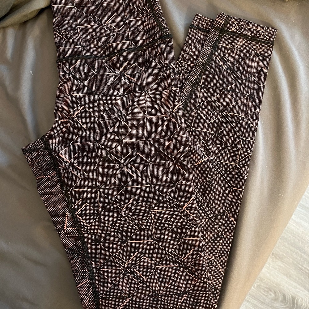 Lululemon size 6 Wunder Under 28”